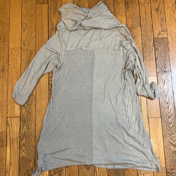 Women’s size large. Long shirt/dress great to pair with leggings - Picture 3 of 3
